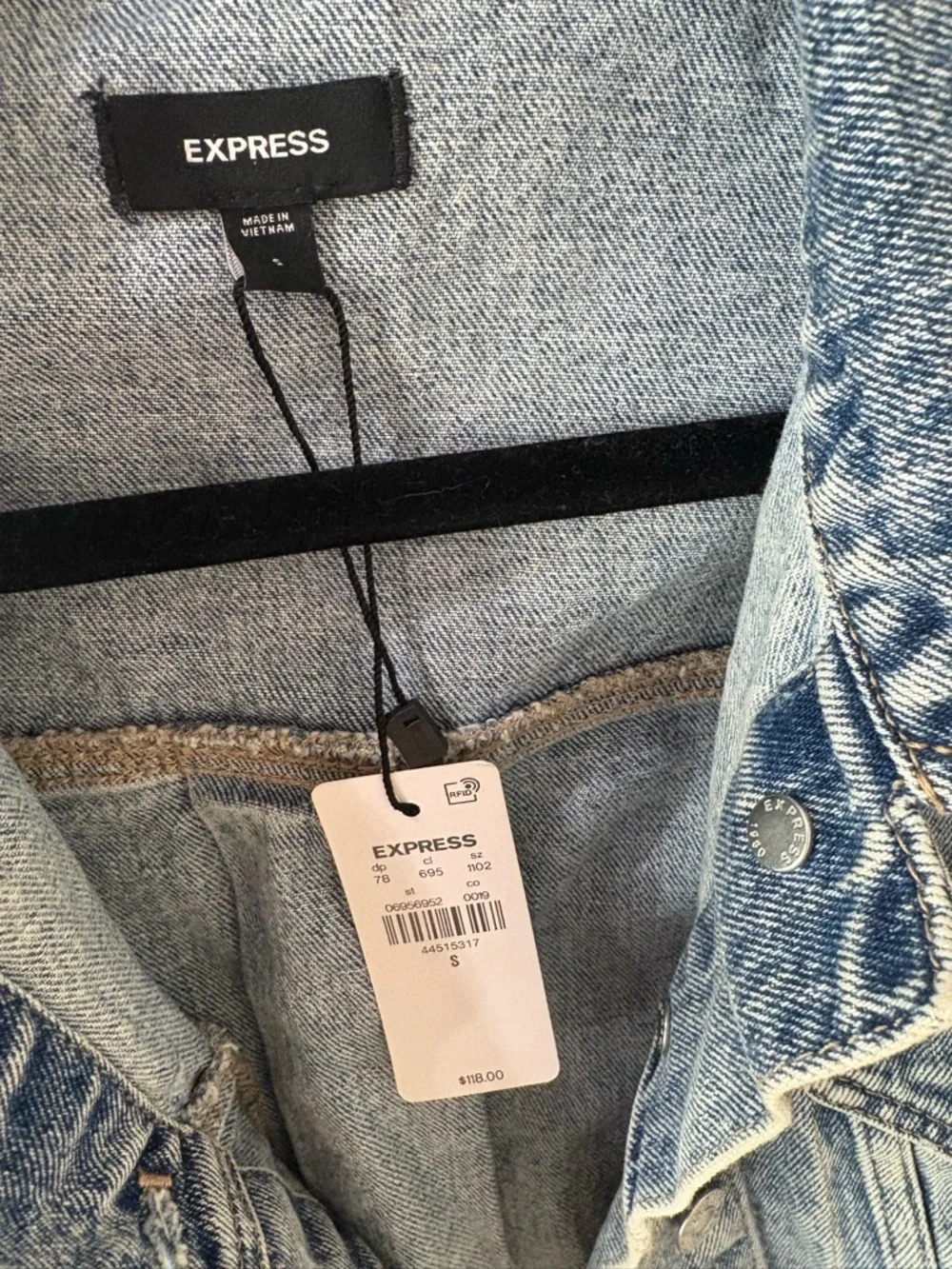 NWT EXPRESS Cropped Light Wash Denim Jacket WITH WIDE SLEEVES - Picture 4 of 7